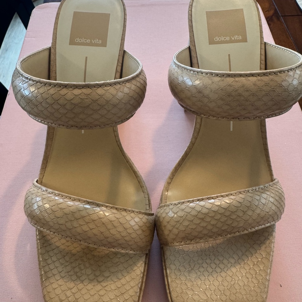 Dolce Vita Women's Tan Sandals